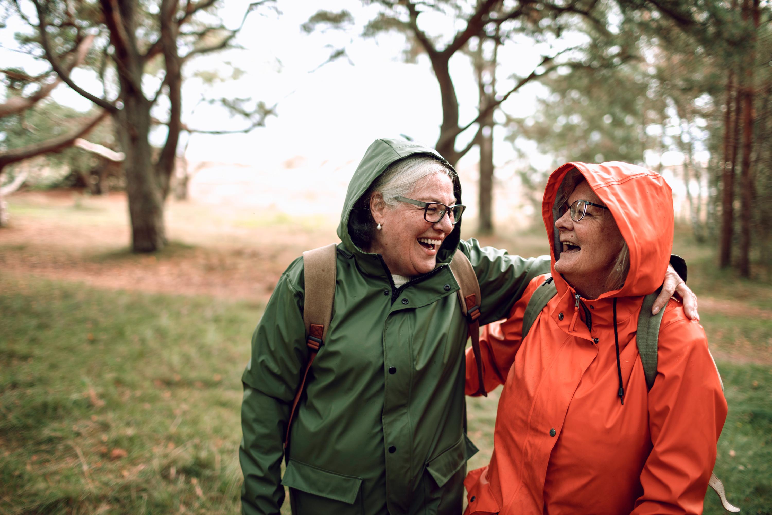 Två kvinnor på promenad i regnet