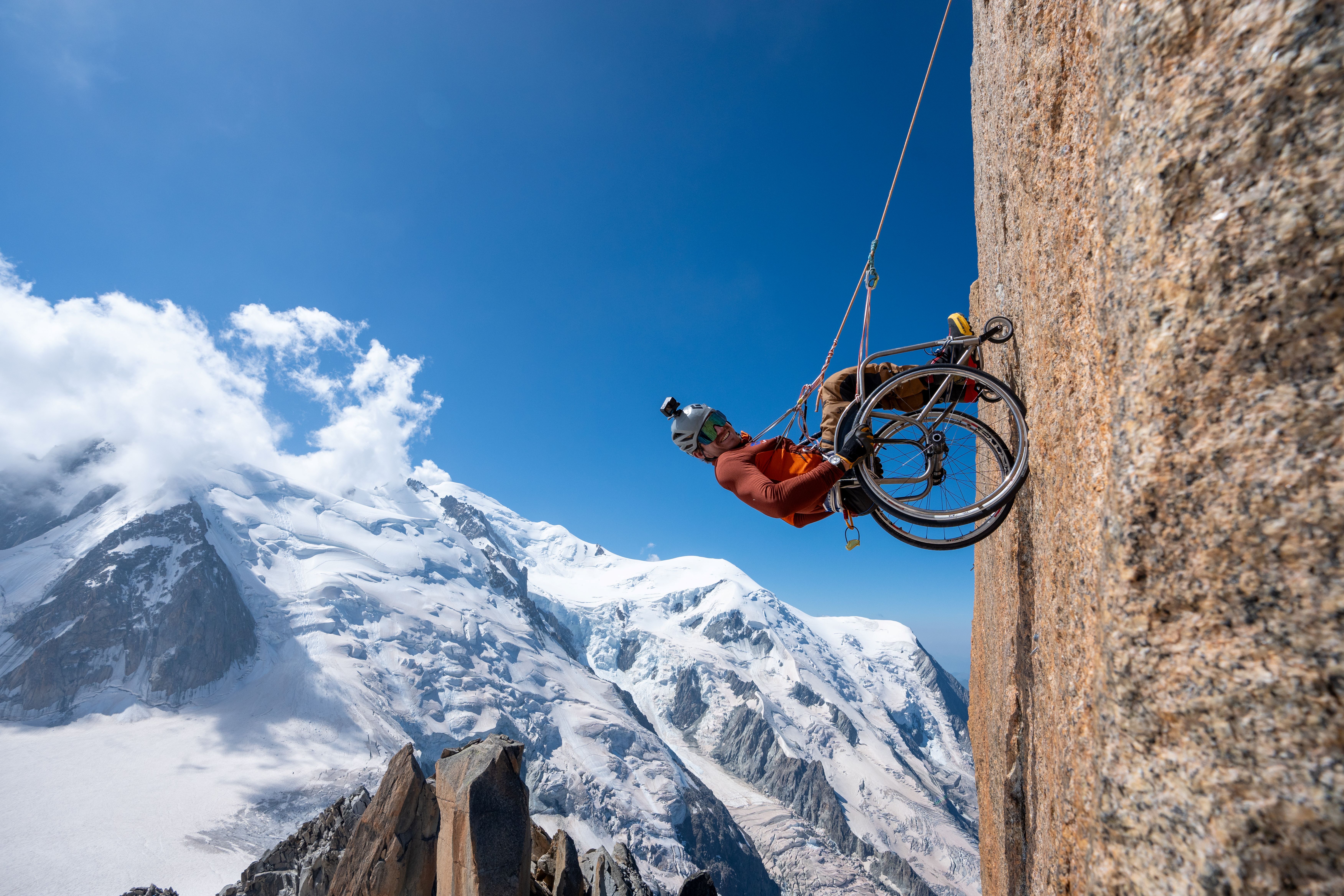 Rullstolsklättrare bestiger brant bergsvägg