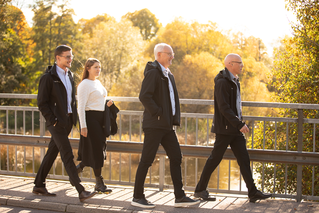 4 personer gående över en bro