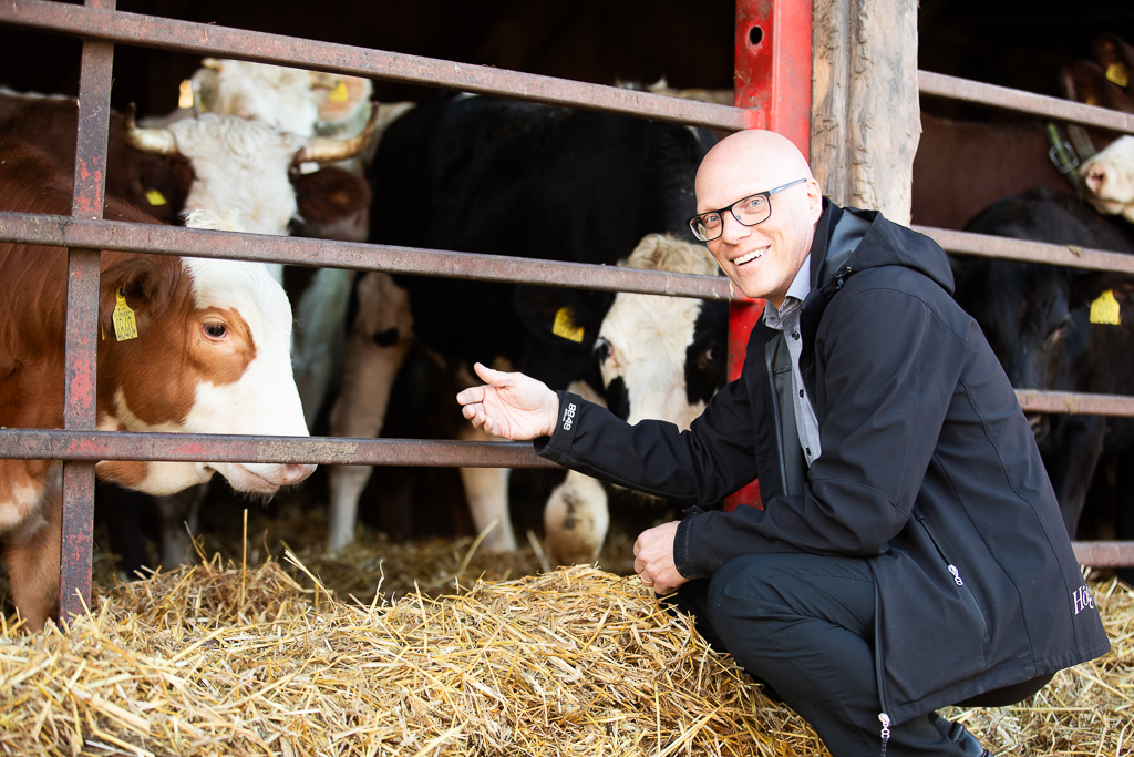 Johan sittande på knä utanför kostängsel