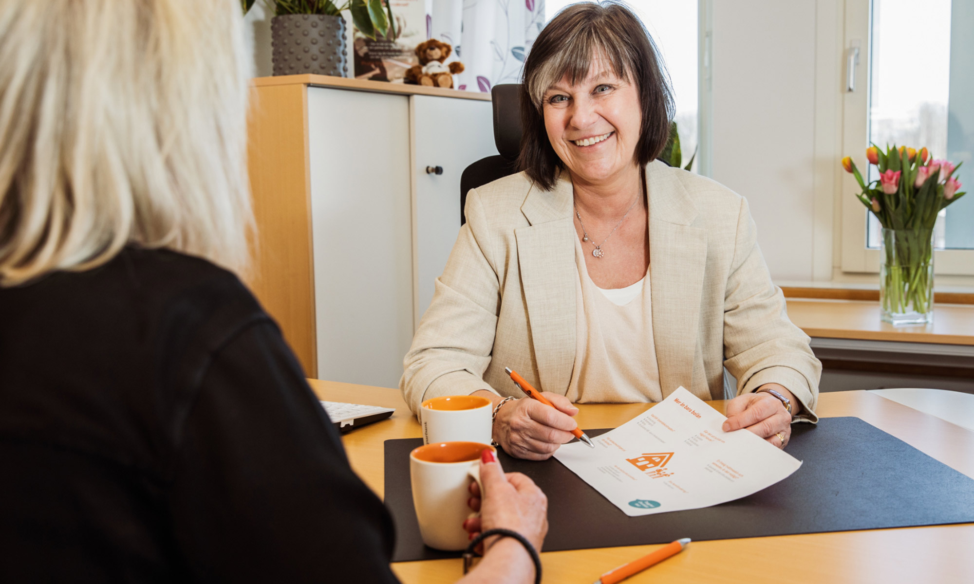 Leende kvinna som pratar med kund